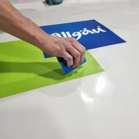 PVC-Plane wird bei der Verarbeitung mit einem Rakel geglättet
