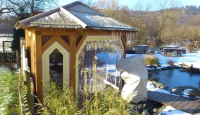 Transparente PVC-Plane mit Tür an einem Gartenpavillon im Winter